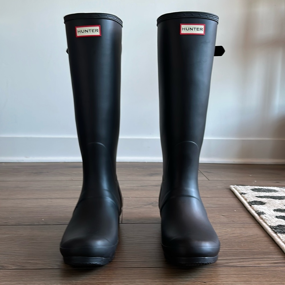 NEW WITH BOX. Women’s Hunter Original Tall Rain Boots. Color: black US size 10.